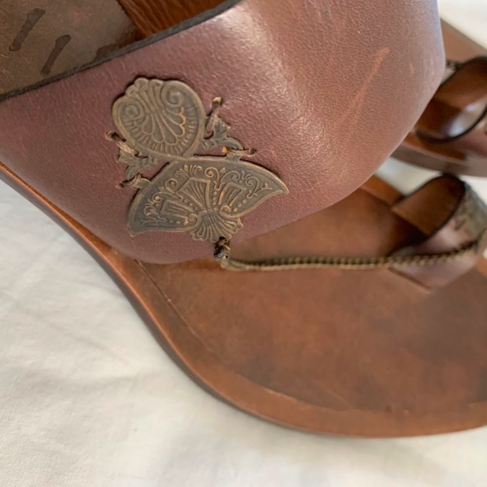 Kitten heel, toe-ring Boho leather sandal by Italian brand, Pane Tulipani.